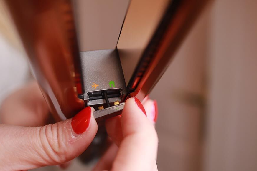 Снятый зажим для обеспечения безопасности полета на Dyson Corrale. 